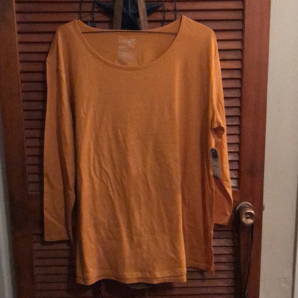 Long sleeve T-shirt.